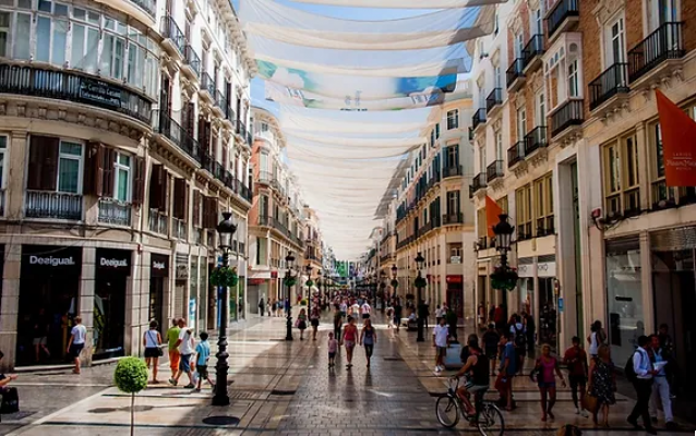 La Calle Larios: Elegancia y Comercio