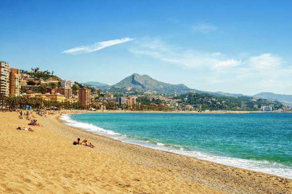 La Playa de La Malagueta: Arena y Vida Local