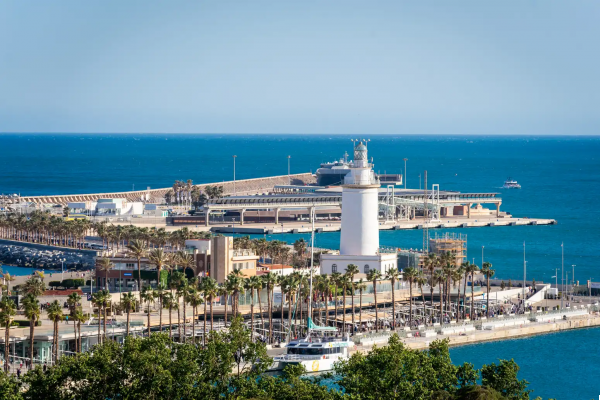 La Farola de Málaga: Un Faro Histórico